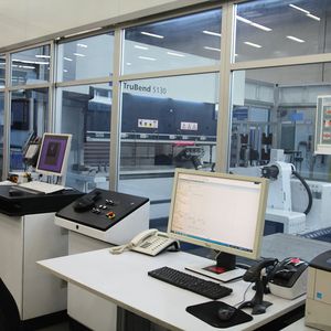 Während die Biegezelle arbeitet, kann ein Bediener hauptzeitparallel an einer anderen Maschine tätig sein.(Bild:  Itasse)