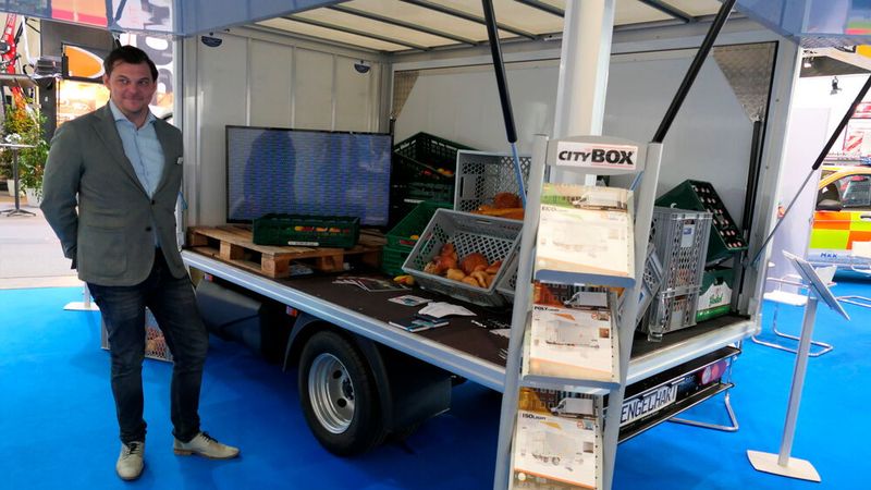 William Visser, Sales Manager Europe beim niederländischen Kofferhersteller Citybox, stellte einen Kofferaufbau für den City-Truck von Piaggio vor. (Bild: Wenz | VCG)