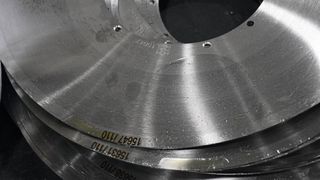 3S fertigt in Roitham Filtriersiebe aus Chromstahl für Laserfilter zum Entfernen unerwünschter Störstoffe aus der Schmelze in Kunststoff verarbeitenden Maschinen. (Bild: Peter Kemptner)