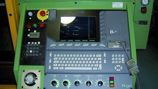 Bild 2: Die Steuerkonsole ist nach dem Retrofit mit der neuen Osai-CNC 10/110T mit 10,4-Zoll-Display ausgestattet.Bilder: Zeisberg (Archiv: Vogel Business Media)