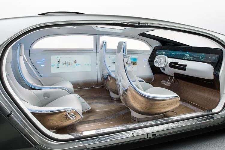 Den Innenraum beschreibt Mercedes als digitalen Erlebnisraum, der mittels „Extended Sense“ vollständig mit der Außenwelt vernetzt ist. (Foto: Daimler)