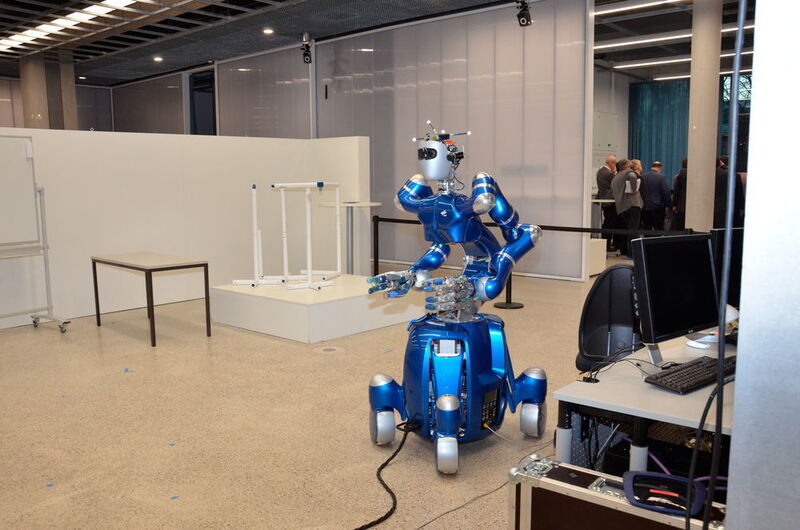 Der DLR-Agile Justin ist auch für seine Ballspielkünste bekannt. Er wurde entwickelt von Berthold Baeuml, Head of Autonomous Learning Robots Lab. (Forum MedTech Pharma e.V. / DLR)