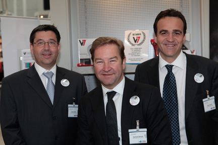 Am Stand von V7 Video Seven wird dem Ingram-Micro-Management zum zehnjährigen Jubiläum der Eigenmarke gratuliert. (Archiv: Vogel Business Media)