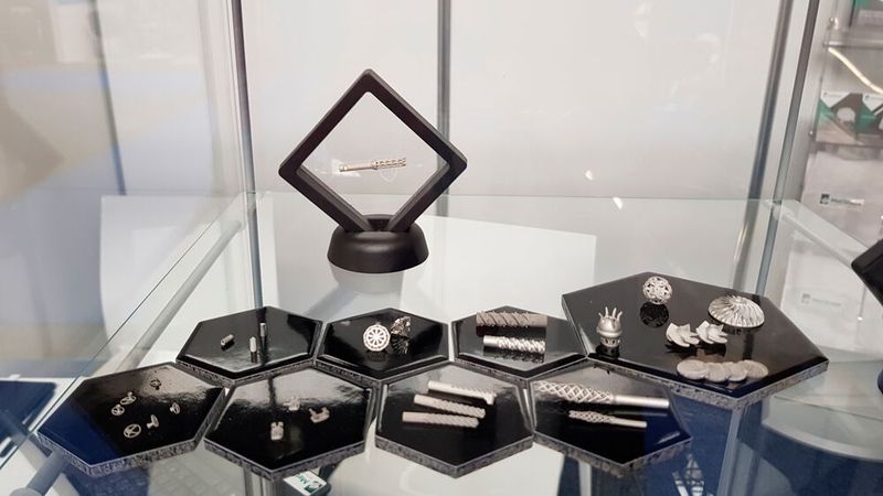 Metshape präsentierte hochpräziese Mikro-Metallbauteile aus Edelstahl und Titan, die im eigenentwickelten Lithography-based Metal Manufacturing (LMM) hergestellt wurden. Ausgangsmaterial ist eine Kombination aus Metallpulver und photosensitivem Bindersystem. Das 3D-gedruckte Grünteil muss anschließend entbindert und gesintert werden. (Bild: D.Quitter/VCG)