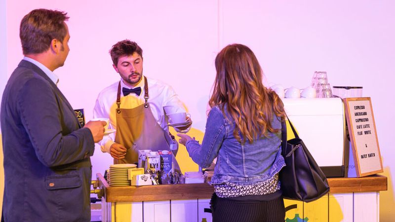 Die Café-Bar war einen oder auch mehrere Besuche wert. (Bild: Stefan Bausewein)