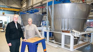 Albert Leuschner (SE Tylose, links) und Gertjan Teekman (Hosokawa Micron) haben im Laufe der Jahre ihr Verständnis für die Prozesse und Anlagenanforderungen homogenisiert. (Bild: Hosokawa Micron)