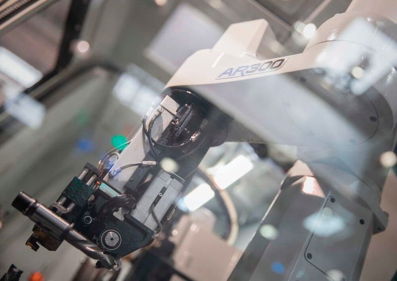 Mit der Einbeziehung eines Dual-Roboters in der Maschine erhöht ANCA die Gesamtproduktivität der automatisierten Fertigung. (ANCA)