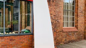 Das ist ein Hinweis von Wings for Living, dass in die Jahre gekommene Rotorblätter von Windkraftanlagen nicht unbedingt auf der Halde oder im Ofen landen müssen. (Bild: Wings for Living)