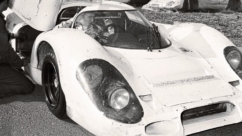 Legenden lernten hier das Laufen. Auch der 917. Rolf Stommelen macht sich für eine Versuchsfahrt fertig. (Porsche AG, McKlein Photography)