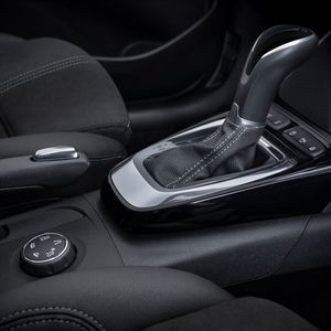 Für eine bessere Traktion soll eine elektronische Antriebssteuerung sorgen. Aktiviert wird diese über einen Drehknopf neben der Feststellbremse.(Bild:  Opel)