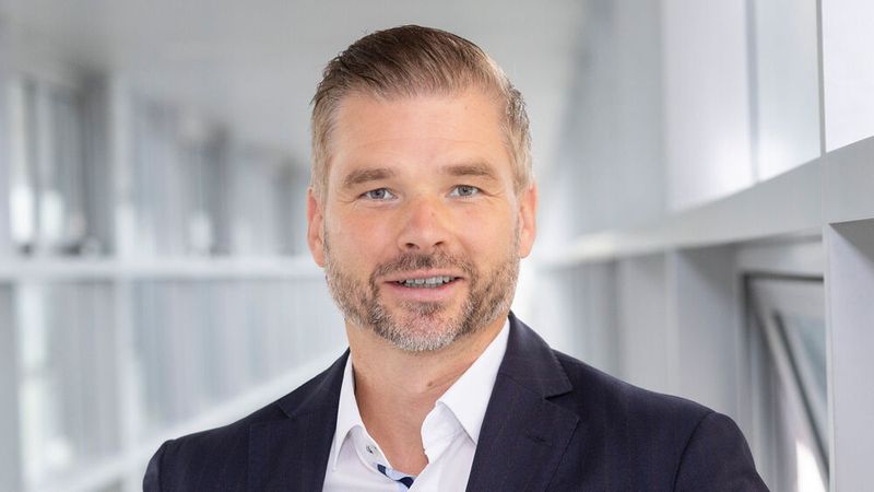 Martin Resch, Leiter der Deutschland-Aktivitäten von Leapmotor International: „Im Jahr 2025 wollen wir auf dem gelungenen Marktstart von Leapmotor aufbauen. Die Prioritäten sind für uns der Ausbau des Handelsnetzes, um noch präsenter in Deutschland zu werden, sowie der Hochlauf der Verkaufsvolumina. Eine ganz wichtige Rolle spielen wird dabei das Kompakt-SUV B10, das im Laufe des zweiten Halbjahres im Handel verfügbar sein wird. Wir wollen ein echter Wettbewerber für andere chinesische Hersteller in Deutschland sein und 2025 einen wichtigen Schritt in diese Richtung machen. Die große Herausforderung für den deutschen Markt wird sein, die E-Mobilität so stark voranzubringen, wie es nötig ist, um die ambitionierten CO2-Ziele zu erfüllen. Wir werden mit unseren bezahlbaren und technologisch hochwertigen Elektroautos unseren Beitrag leisten.“      (Bild: Leapmotor)
