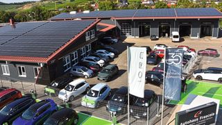 Inmitten der Weinberge im Achertal liegt das Autohaus Frascoia. Auf dem Dach befindet sich eine neue 400-kWp-Fotovoltaikanlage. (Bild: Simon – VCG)