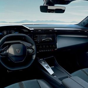 Zum Serienumfang zählen unter anderem 18-Zöller, beheizbares Lenkrad und beheizbare Sitze, Wärmepumpe und ein dreiphasiger On-Board-Charger mit 11 kW.(Bild:  Peugeot)