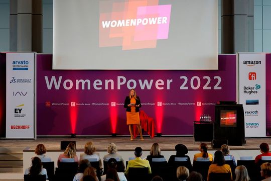 Award Premiere auf der Hannover Messe! Denn erstmals darf sich eine von drei nominierten MINT-Expertinnen auf den sogenannten Young Engineering Award freuen. Lesen Sie hier, wer die besten Chancen dazu hat.(Bild:  Deutsche Messe)