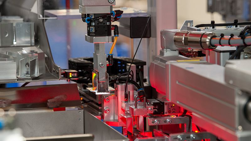 Gleichzeitiges Greifen und Vermessen führt zu mehr Effizienz und einer höheren Qualität in der Anlage für die Solarindustrie.  (Bild: Zimmer Group)