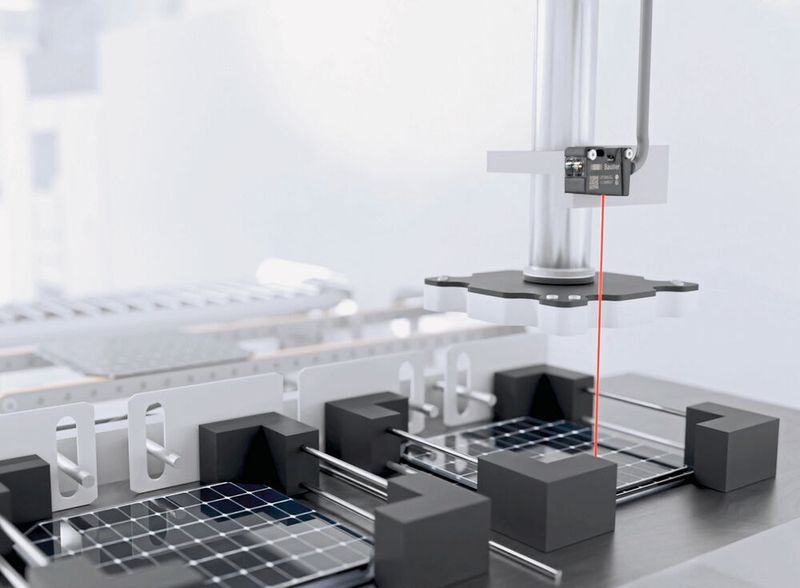 Die Time-of-Flight-Sensoren OT300 und OT500 mit Laserstrahl ermöglichen die präzise Positionierung eines Greifers auch auf unregelmässig geformten oder ultraschwarzen Objekten mit schlechten Remissionseigenschaften. Beispiele sind lichtabsorbierende Solarzellen oder Wafer mit Antireflexionsbeschichtung.  (Bild: Baumer)