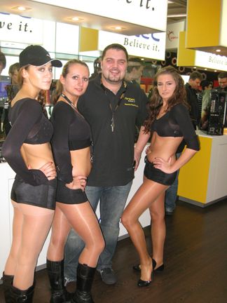 Sascha Riechmann, Antec GmbH, mit Messe-Babes (Archiv: Vogel Business Media)