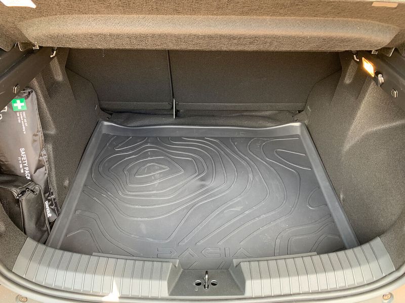 Das Gepäckabteil ist laut Dacia etwas breiter und höher als beim Vorgänger. (Bild: Schmidt - VCG)