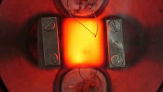 Der abgebildete Drahtnetzreaktor ermöglicht Forschern, die Pyrolyse und Vergasung von Feststoffen in einem kleinen Maßstab zu untersuchen – unter vergleichbaren Bedingungen von industriellen Anlagen. (Bild: TU München)