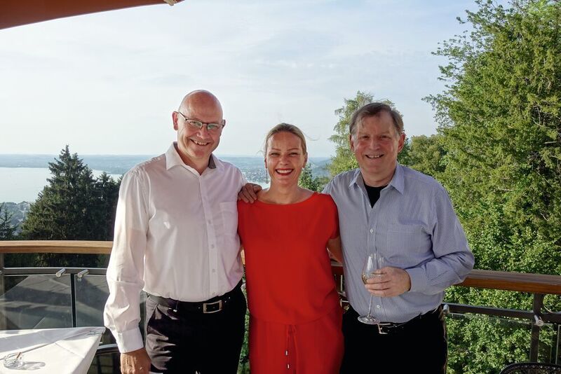 Reinhold Egenter (l., Bytec) mit Hannah Lamotte und Wilfried Platten (beide IT-BUSINESS) vor traumhafter Kulisse in Bregenz. (Vogel IT-Medien GmbH)