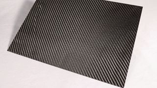 Sogenannte latente Epoxidharze sind 1-komponentige Matrixsysteme, die einsatzfertig für die Herstellung von faserverstärkten Kunststoffteilen (Composites) vorliegen, erklären Forscher des DTIF (Deutsche Institute für Textil- und Faserforschung). Sie sollen einige Nachteile der etablierten Epoxide aus er Welt schaffen. Hier ein Probekörper. (DITF)