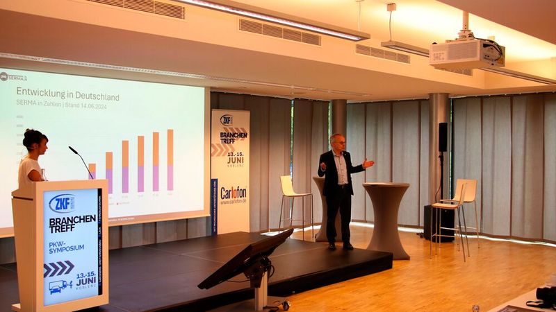 Svenja Kley, Teschnische Leitung der SERMA GmbH und Matthias Kenter, stellv. Hauptgeschäftsführer des ZDK, stellten die Akkreditierungsplattform Serma vor. (Bild: Klasing)