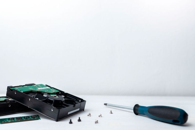 Alles gelogen: Kuriose Anfragen erreichen Attingo auch über Chat: „Guten Tag, ich habe meine HDD geöffnet und habe nur noch eine der Scheiben, die andere ist schon im Müll. Kann man die Daten noch retten, wenn ich Ihnen die eine Scheibe schicke? Ich brauche meine Videos.“ Nun, das kann leider nichts mehr werden. Warum? Eine Festplatte hat ein bis inzwischen sogar neun Magnetscheiben verbaut, die meist beidseitig beschrieben werden. Die Daten werden aber nicht, wie man vermuten könnte, sauber von einer Scheibe auf die nächste aufgefüllt. Stattdessen werden die Daten in kleine Blöcke geteilt und auf sämtliche Oberflächen verteilt. Sprich eine Datei von einigen Gigabyte ist definitiv auf sämtliche Magnetscheiben verteilt. Eine vollständige Rekonstruktion von größeren Dateien ist deshalb nur möglich, wenn auch alle Magnetscheiben noch verfügbar sind. Der Attingo-Berater musste dem Kunden im Chat mitteilen, dass eine Datenrettung der spezifizierten Daten in diesem Fall leider nicht möglich sein wird. Darauf der Kunde: „Keine Hoffnung? Bei den Anschlägen vom 11. September haben die doch auch alles retten können? Also mit anderen Worten, die Datenrettung in diesen Dokus sind gelogen?“ (Ja, genau – alles gelogen! Das musste mal raus. Von wegen Datenrettung, wir produzieren in Wirklichkeit Teigtaschen!) Erst der Vergleich mit einem Buch, in dem nur jede zweite Seite vorhanden ist und die andere Hälfte raus gerissen worden ist, half dem Kunden zu verstehen, dass es leider in diesem Fall aussichtslos war, vollständige Videos zu retten.  (© Marc - stock.adobe.com)