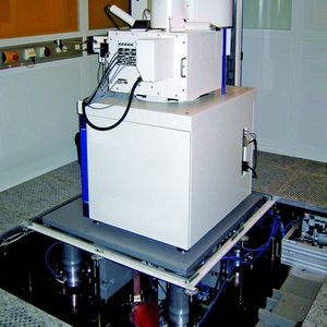 Bild 2: Isolierung von Bodenschwingungen bei einem Elektronenstrahl-Mikroskop. Die Lösung ist eine Stahlplattform mit unterbautem Isoliersystem. Bild: Bilz