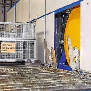 Die Lohnentfettungsanlage reinigt die Teile der Elring Klinger AG porentief von Öl und anderen Partikeln. (Bild:  Richard Geiss)