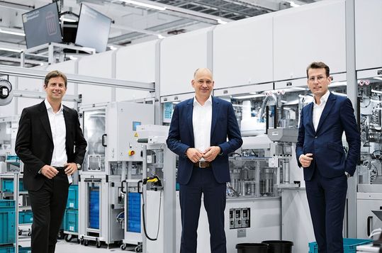 Festo und Flexfactory wollen beim Digitalisieren helfen und kooperieren in Sachen „Digital Production as a Service“. Von links: Philip Plattmeier, Geschäftsführer von Flexfactory, Dr. Oliver Niese, Vice President Digital Business bei Festo, und Dr. Phillipp Hypko, ebenfalls Geschäftsführer von Flexfactory.(Bild:  Info)