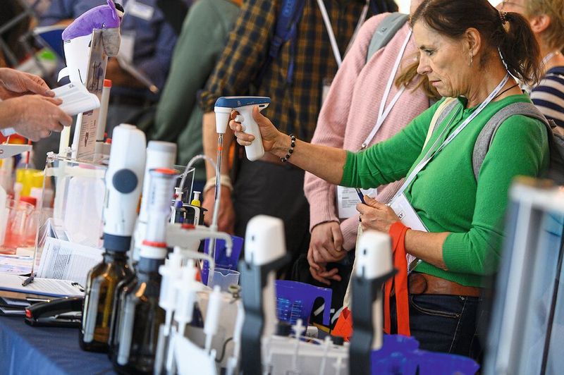 Ein Vorteil der Fachmesse ist der Hands-on-Charakter. Hierfür eignen sich besonders Pipetten hervorragend. Einfach in die Hand nehmen und selbst ausprobieren.   Mehr Infos zu den kommenden LAB-SUPPLY-Messen finden Sie auf www.lab-supply.info (Bild: Stefan Stark)