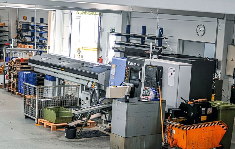 Insgesamt zwei Drehzentren und ein Bearbeitungszentrum aus verschiedenen Serienfertigungen der DN Solutions wurden innerhalb eines Jahres integriert. (Bild: Wemco, I. Krüger)
