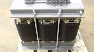 Um bis zu 45 % können die Eisenverluste mit den neuen Leistungstransformatoren gesenkt werden – was zu -	Energiekosteneinsparungen im Betrieb, geringeren Geräuschemissionen, niedrigen Betriebstemperaturen und reduzierter Wärmeabgabe führt. (Bild: Riedel)