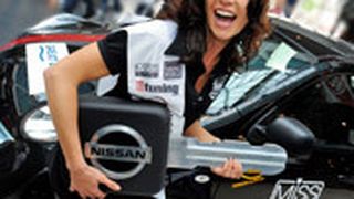 Miss Tuning Kristin Zippel durfte im Anschluss an ihre Wahl den Schlüssel ihres neuen Dienstwagens in Empfang nehmen. Sie fährt künftig einen getunten Nissan Micra. (Archiv: Vogel Business Media)