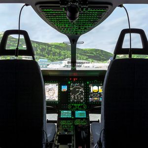Die Reiser Simulation and Training GmbH beauftragte für einen Full-Flight-Simulator (FFS) für Hubschrauber die Murtfeldt Additive Solutions GmbH, ein modular aufgebauten Cockpit (hier in der Simulation) zu fertigen. Dabei kam das VFGF-Verfahren (Variable Fused Granulate Fabrication) von Q.Big 3D ins Spiel.(Bild:  Reiser Simulation and Training)