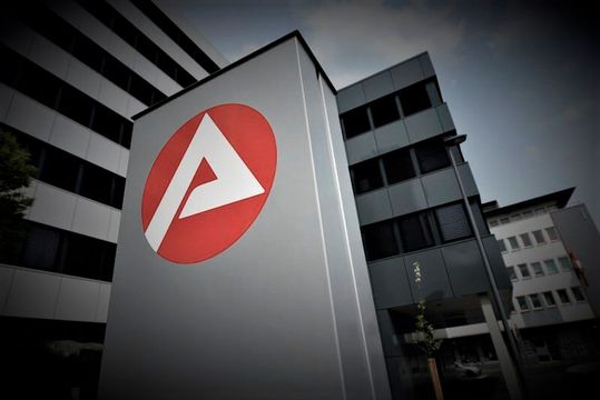 Den Weg in Gebäude, die dieses Logo ziert, könnten bald viele Arbeitnehmer in Deutschland antreten müssen. Der Grund ist, dass die Energiekosten die Unternehmen so stark belasten, dass sie an Stellenabbau und/oder Produktionsverlagerungen denken. (Bild:  Bundesagentur für Arbeit)