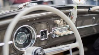 Die Infos beim Blick ins Cockpit eines frühen Käfers sind noch überschaubar. (Bild: Volkswagen AG)