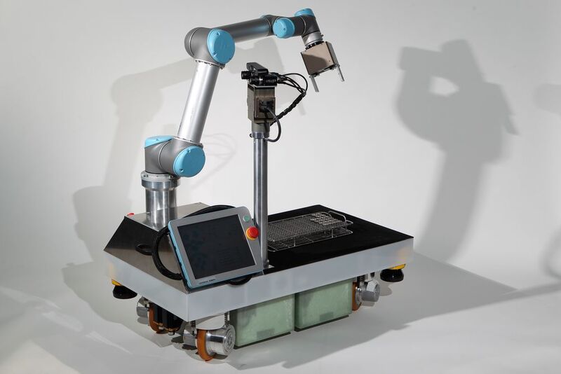Der rob@work 3, entwickelt vom Fraunhofer-Institut für Produktionstechnik und Automatisierung IPA, integriert Komponenten für alle Teilbereiche der Servicerobotik in eine Plattform. So ermöglichen es 3D­Kamera, Stereokamerasysteme sowie zwei Laserscanner dem Roboter, seine Umgebung wahrzunehmen. Hier im Bild die Variante mit einem Leichtbauroboter von Universal Robots. (Fraunhofer-IPA)