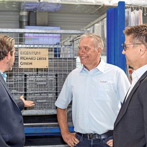 Albert Lennerth, Peter Braun und Waseem Rana (v.r.) inspizieren die frisch entfetteten Teile in den Gitterboxen. (Bild:  Richard Geiss)
