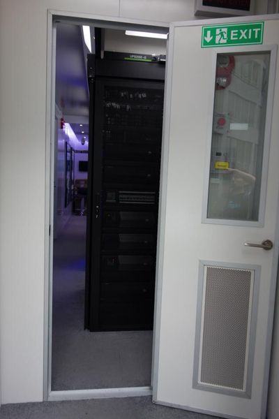 Obwohl es im Inneren des mobilen Rechenzentrums naturgemäß eng zugeht... (Bild: Srocke)