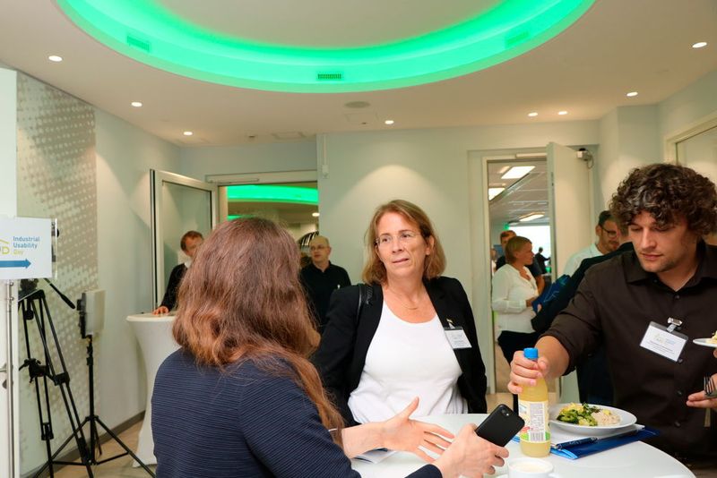 Zwischen den Vorträgen konnten sich die Fachbesucher mit den Vortragenden austauschen und Kontakte knüpfen.  (B.Richter / konstruktionspraxis)