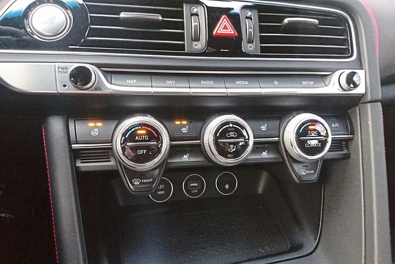 Genesis setzt auf bewährte Tasten und Drehknöpfe. Es gibt keine Touch-Oberflächen außer auf dem zentralen Display. (Bild: Sven Prawitz)