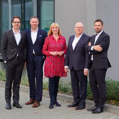 Die Geschäftsleitung von EWM (v. l. n. r.: CFO Sebastian Stindl, CTO Frank Bartels, CEO Susanne Szczesny-Oßing, CSO Robert Stöckl, CBO Thomas Häusle)  (Bild: EWM)