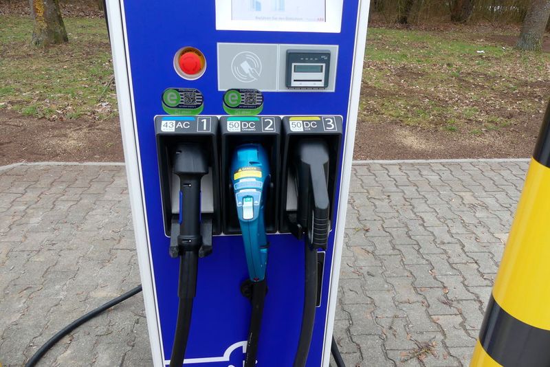 Gerade an den Hauptverkehrsstrecken braucht es noch mehr dieser sogenannten Tripelllader mit Wechselstrom und Gleichstrom, denn dann ist keine Ladetechnik ausgegrenzt. (Schmidt/»kfz-betrieb«)