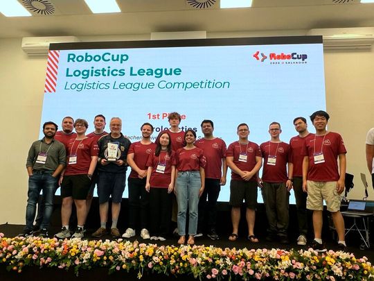 Das Team Carologistics besteht aus Forschenden und Studierenden der FH und RWTH Aachen. Seit 2012 nimmt die Mannschaft in der Disziplin Logistics League teil, in der Roboter in simulierten Fabriken autonom arbeiten.  (Bild:  igus)