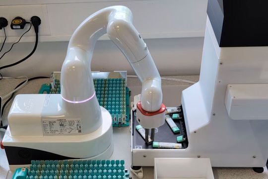Il braccio robotico “Buddy” è in grado di afferrare in modo sicuro anche provette dalla forma non convenzionale, indipendentemente dalla loro posizione.(Immagine: Bahead)
