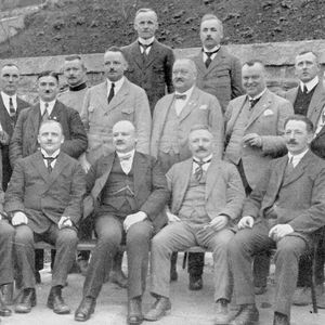 Auf Anregung von Hans Weidenbrück entsteht die Idee, eine Rennstrecke im Kreis zu bauen, als Touristenmagnet und Wirtschaftsmotor für die Region. Im Januar 1925 wird der Automobilclub Adenau mit Landrat Dr. Otto Creutz an der Spitze gegründet, bereits kurze Zeit später beginnen Gespräche mit Motorsportverbänden und wichtigen Stellen in der Politik.(Bild:  Nürburgring 1927 GmbH & Co. KG)