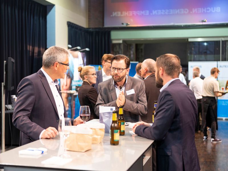 Die Swiss Industry 4.0 Conference bot zahlreiche Möglichkeiten zum Networking und an den Roundtables während der Pause konnte man das Gespräch mit den Experten suchen. (Eduard Meltzer Photography)