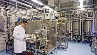 Kontinuierliche Prozessvalidierung bedeutet auch intensive Betreuung am Ort des Geschehens.  (Bild: NNE Pharmaplan)