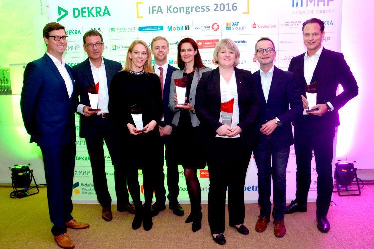 Zum Abschluss versammelten sich alle anwesenden Preisträger noch einmal für ein Gruppenbild. (IFA)